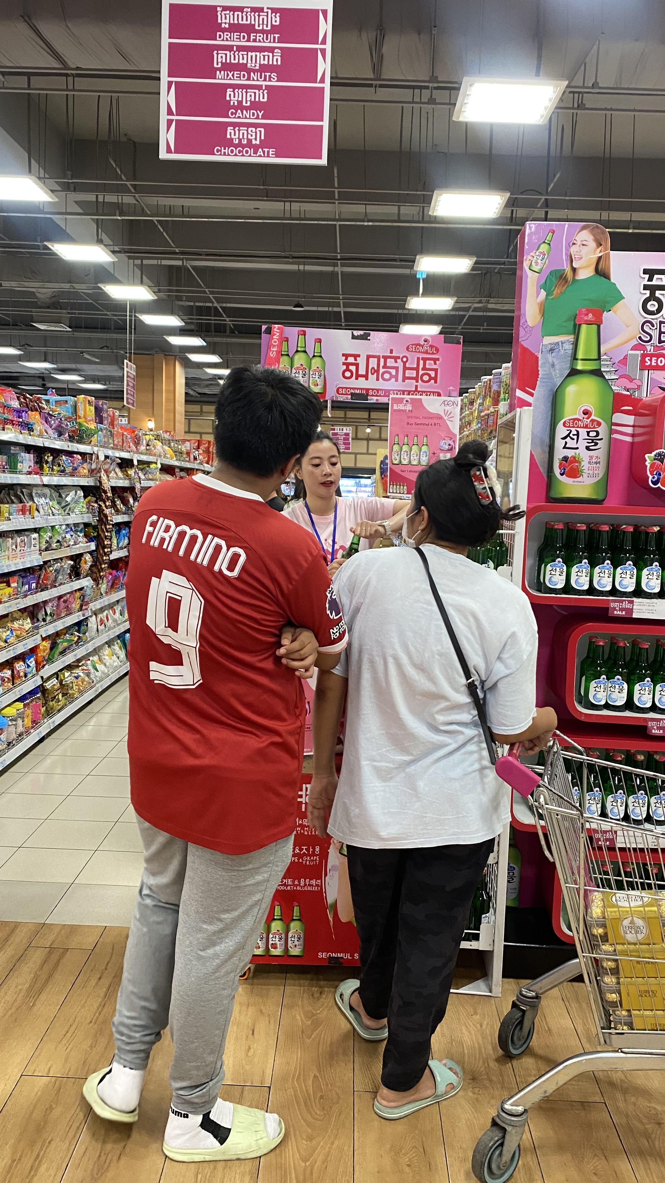 Wine lovers enjoying Seonmul tasting event at AEON Mall 1